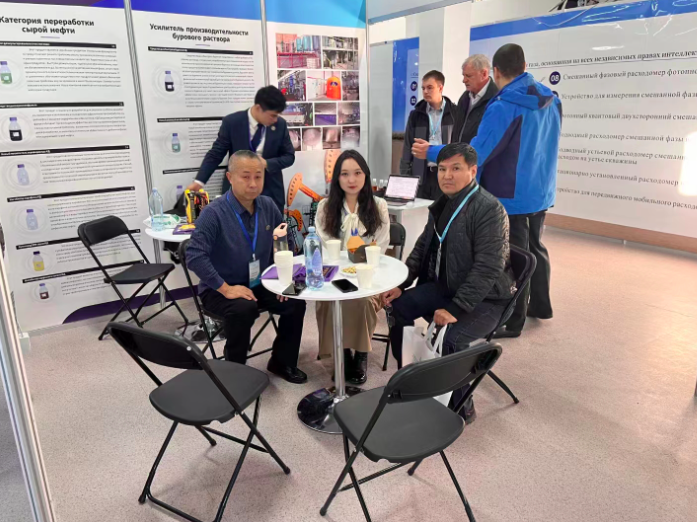 哈萨克斯坦会展第二天，来展位咨询的客人不断，达成了多个合作意向