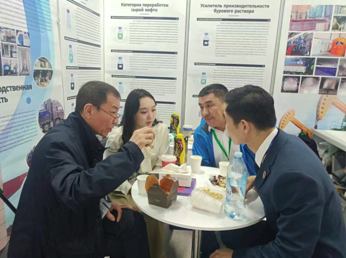 会展第一天上午，正在接待前来咨询客户